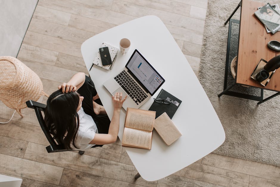 Persona haciendo estiramientos suaves junto a un escritorio con notebook