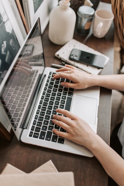 Persona haciendo estiramientos suaves junto a un escritorio con notebook